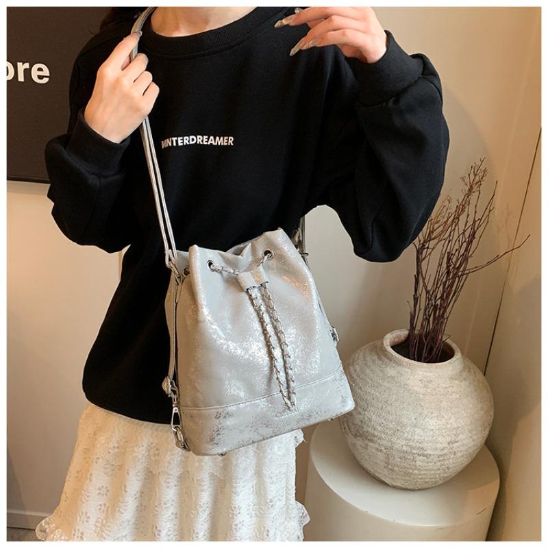 Large Capacity Backpack Women's Fashion Chain Drawstring Bucket Bag Leisure Niche New Travel Backpack