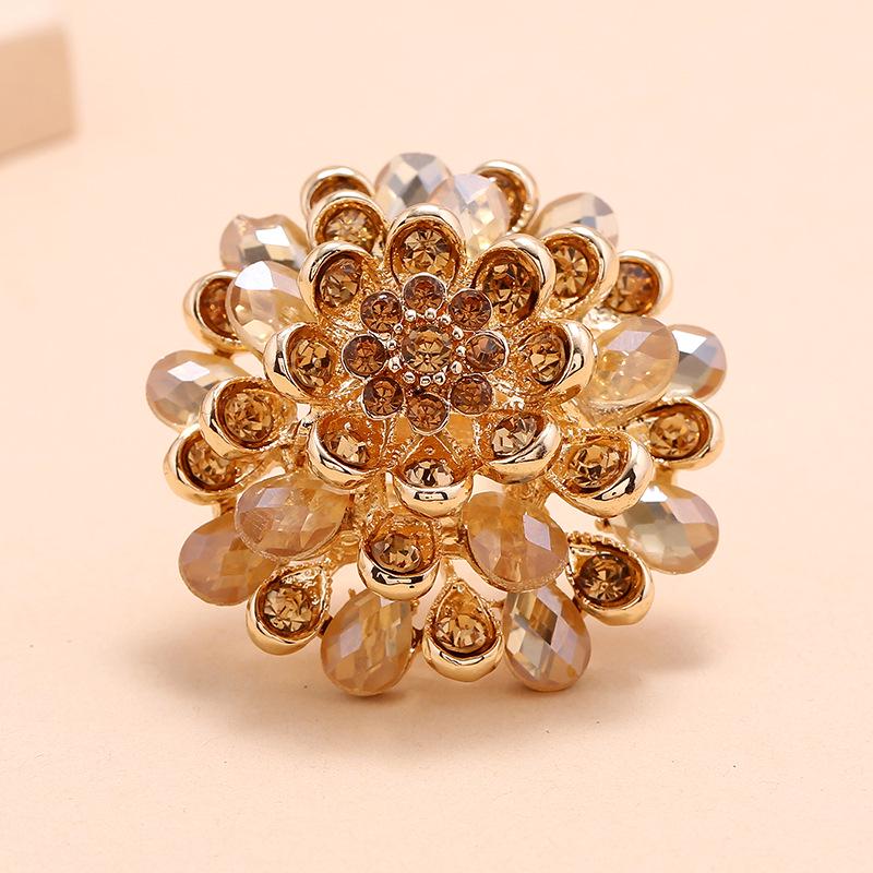 Retro Crystal Flower Ring - European & American Light Luxury Diamond Statement Piece