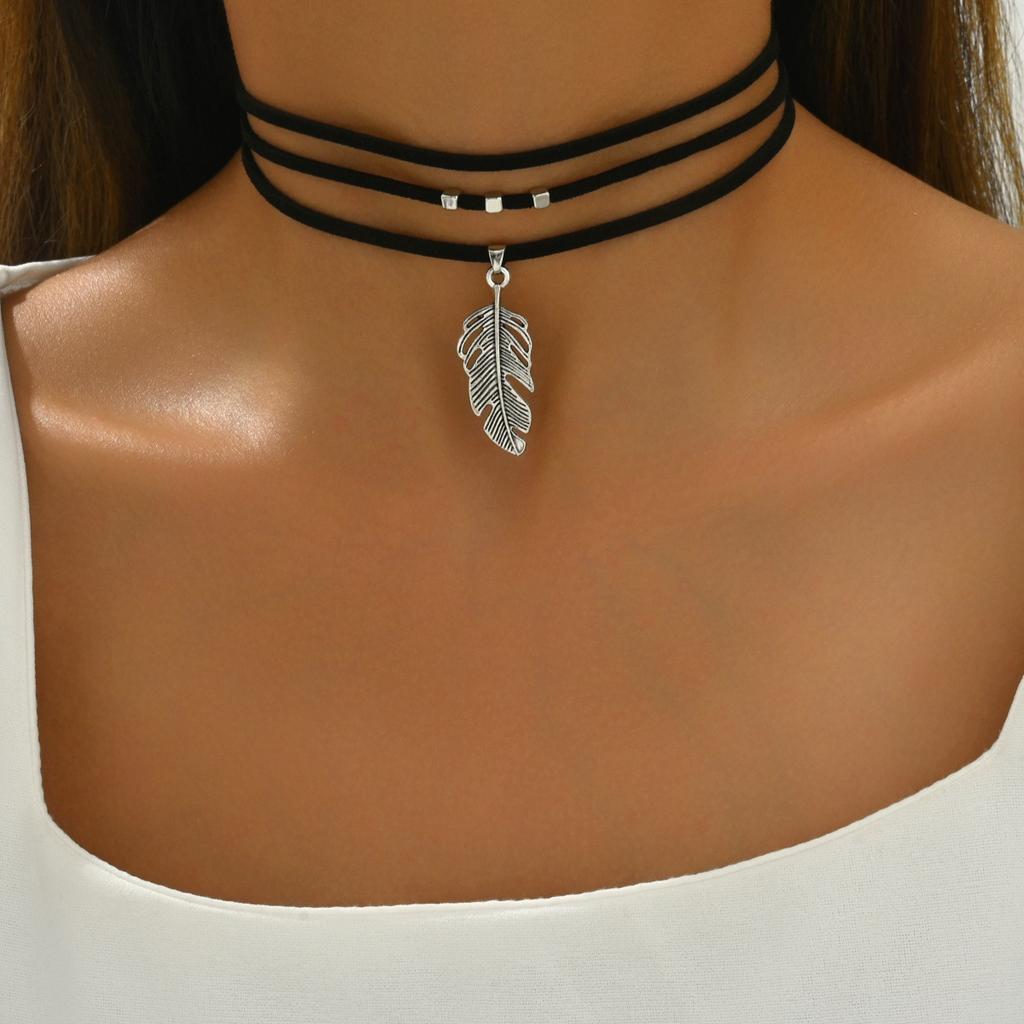 European and American retro gothic leaf pendant multi-layer necklace simple and fashionable personalized sticker neck collarbone autumn and winter