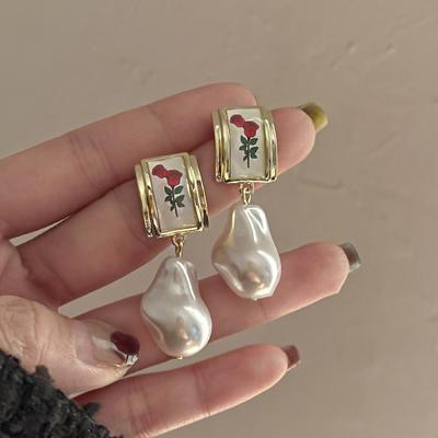 Nuovi orecchini di perle con fiori di rosa Moda donna Perle irregolari Gioielli Orecchini pendenti con fiori rossi per regalo da donna
