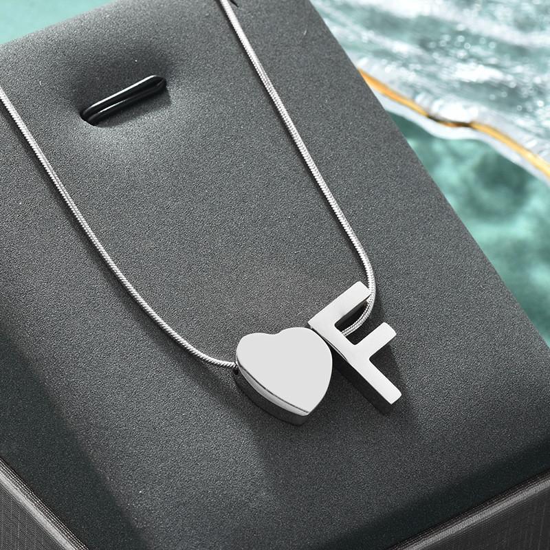 Elegante Colar com Pingente de Coração com Alfabeto Personalizado em Aço Inoxidável para Mulheres