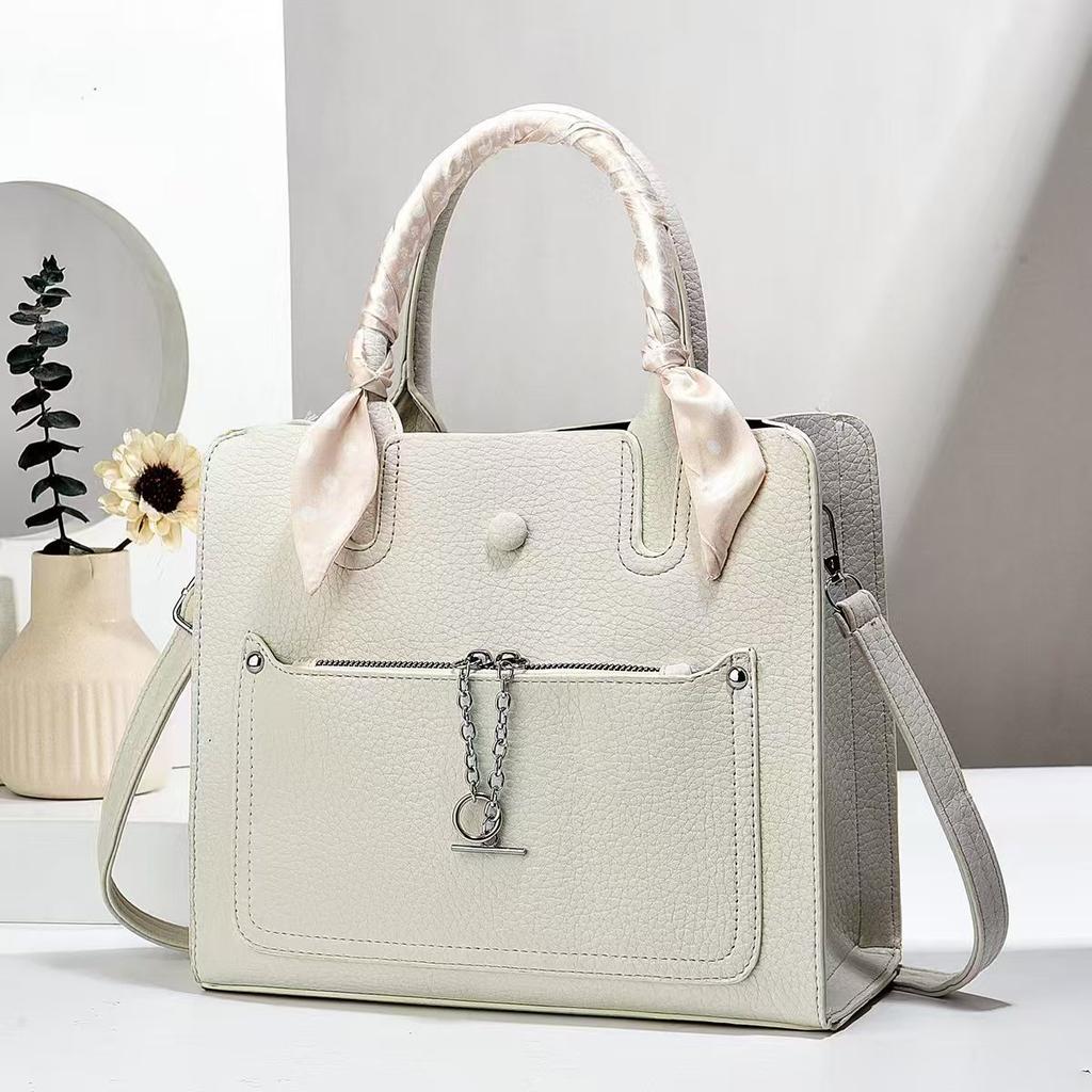 New Light Luxury Versatile Color Contrasting Handbag with Large Capacity, Comes As A One Shoulder Crossbody Bag for Mom