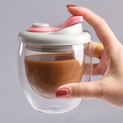 Doppelschichtiger Glaswasserbecher mit auslaufsicherem Deckel, transparenter, isolierter Kaffeebecher, Milchtee-/Saftbecher, süßes tragbares Trinkgeschirr
