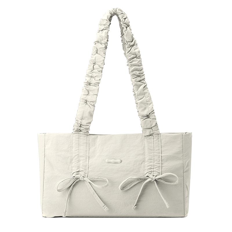 Han Suxi ma tę samą słodką, małą i świeżą plisowaną kokardkę, damską torbę na ramię i worek ściągany o dużej pojemności.