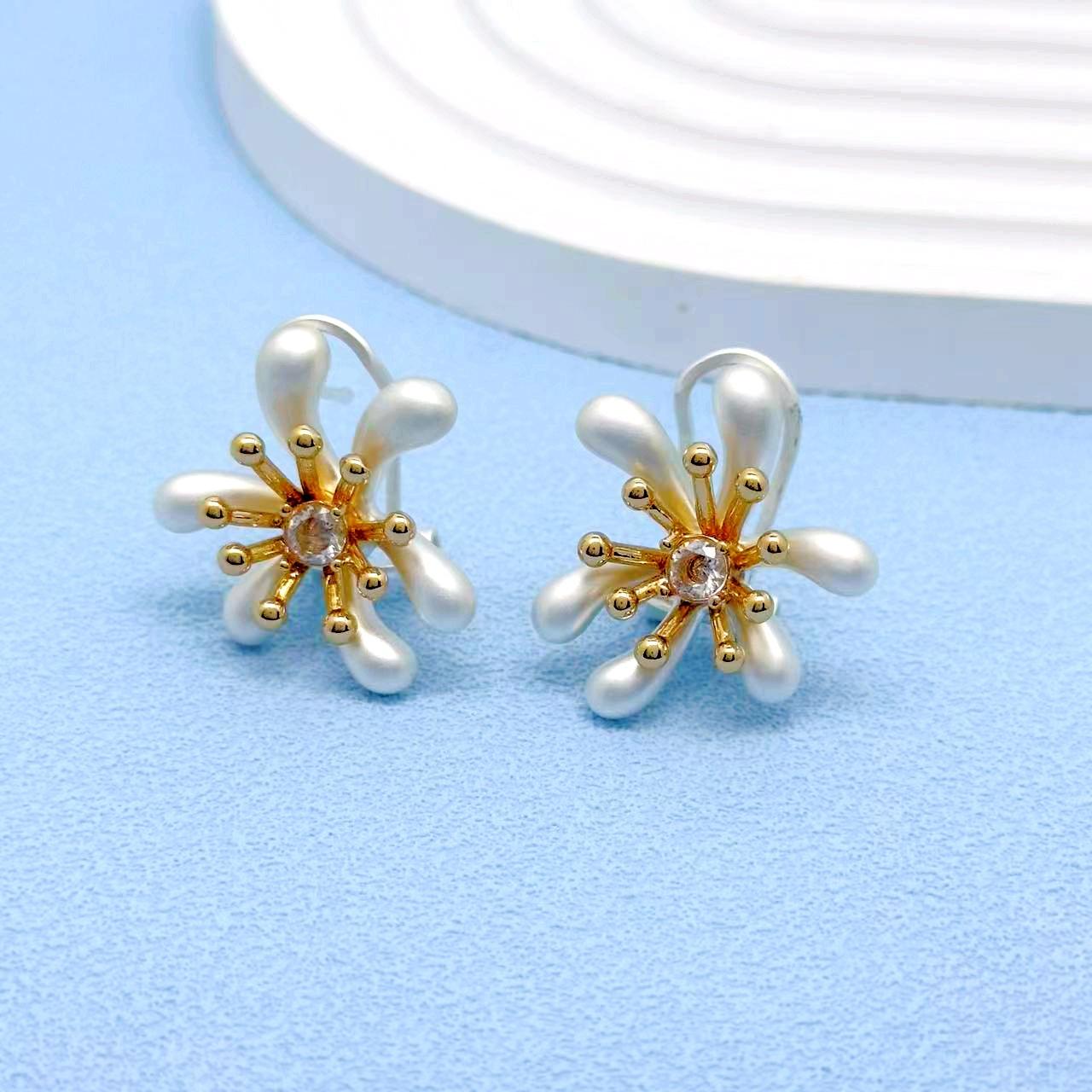 French Retro Fashion Personality Exaggerated Fireworks Contrasting Color Petal Stud Earrings Women Simple Light Luxury Versatile Women