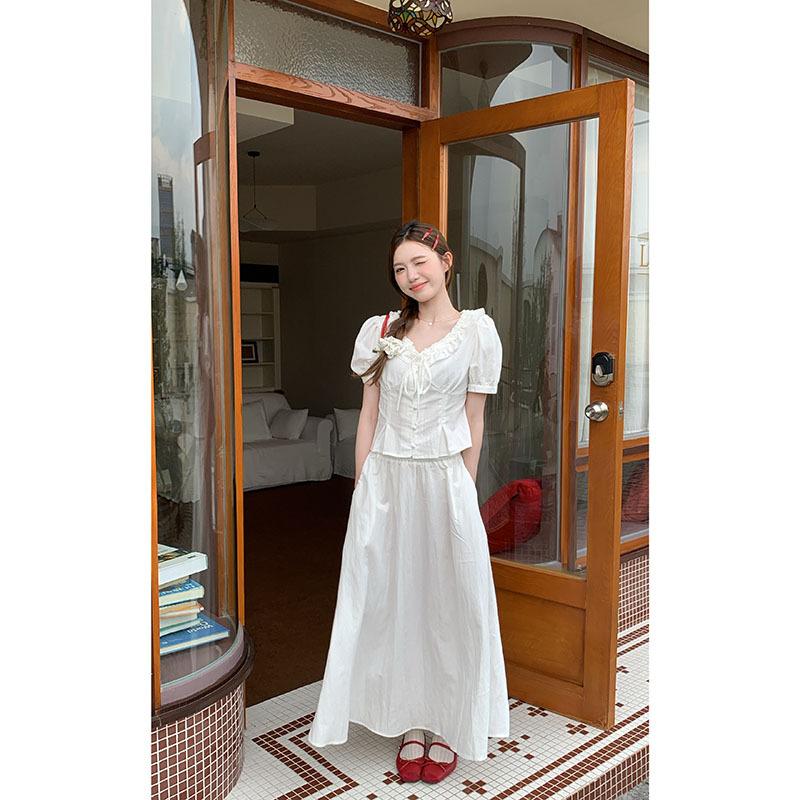 

Популярный в Douyin комплект: рубашка с V-образным вырезом, кружевной отделкой и короткими рукавами + юбка-клёш с карманами XL