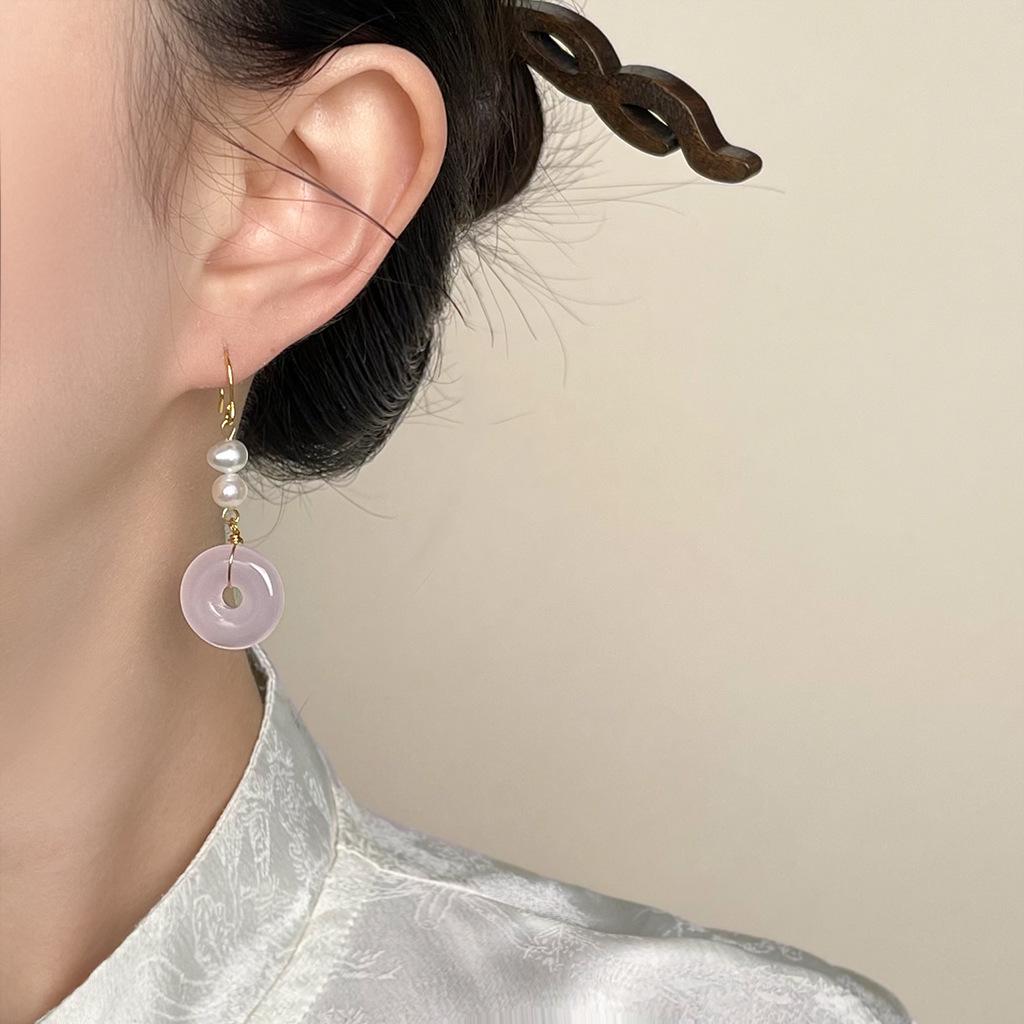 Różowe kolczyki z perłą słodkowodną z zapięciem typu "peace" - Styl retro, delikatny, słodki