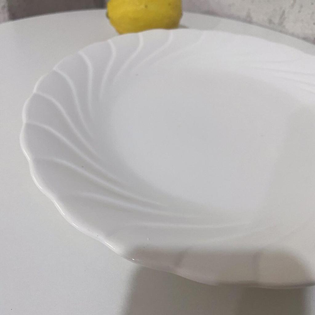 Elegant White Ceramic Sunflower Plate for Hot and Cold Dishes