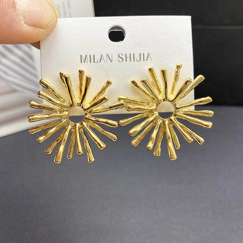 

European and American Style Unique Exaggerated Gold Flower Earrings 2025 New High-End Retro Elegant Earrings Personalized Ear Accessories Gold (Silver Needle)