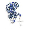 Schöne Blaue Rosenperlenkette Mit Kruzifix-Anhänger Detail Christlicher Schmuck Für Religiöse Und Lässige Kleidung