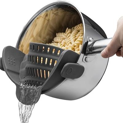 Vielseitiges Silikon-Clip-On-Sieb. Ein ideales Küchenwerkzeug für Ihr Kochgeschirr. 