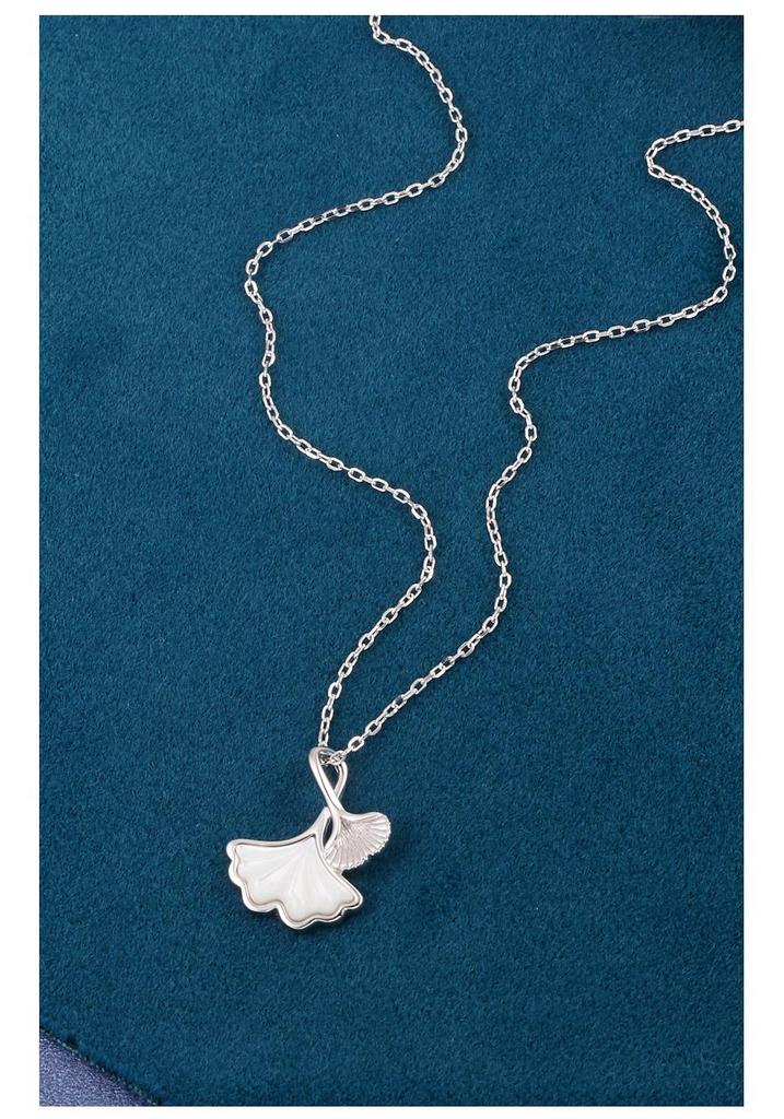 S925 Sterling Silver Ginkgo Leaf Necklace for Women: Three Lives Apricot Light, Luxurious, and Versatile High-End Clavicle Chain.