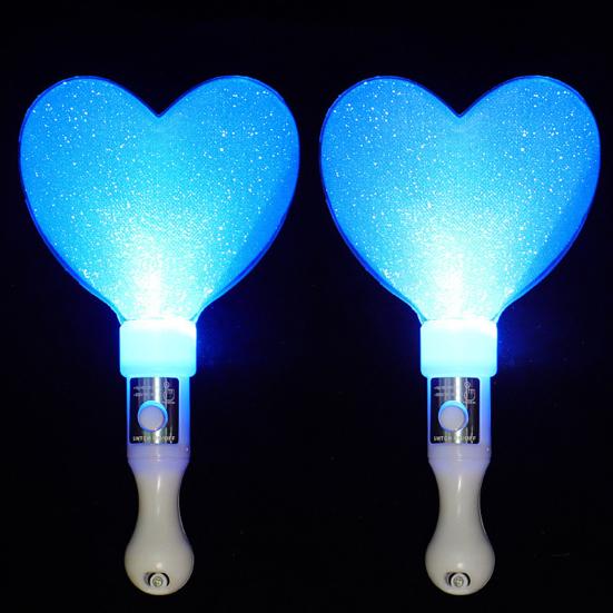 Kort Glow Stick med Hjärtformad Flerfärgad LED-lampa för Konserter Festivaler Fester Plast Ljusleksak med Knappbatteri
