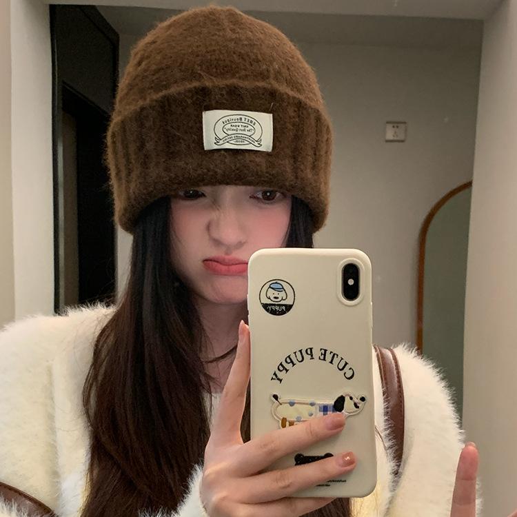 

Вязаная шапка однотонного цвета в корейском стиле для женщин Новая зимняя теплая Большой обхват головы Студенческая пара Шерстяная шапка, подчеркивающая маленькое лицо one size