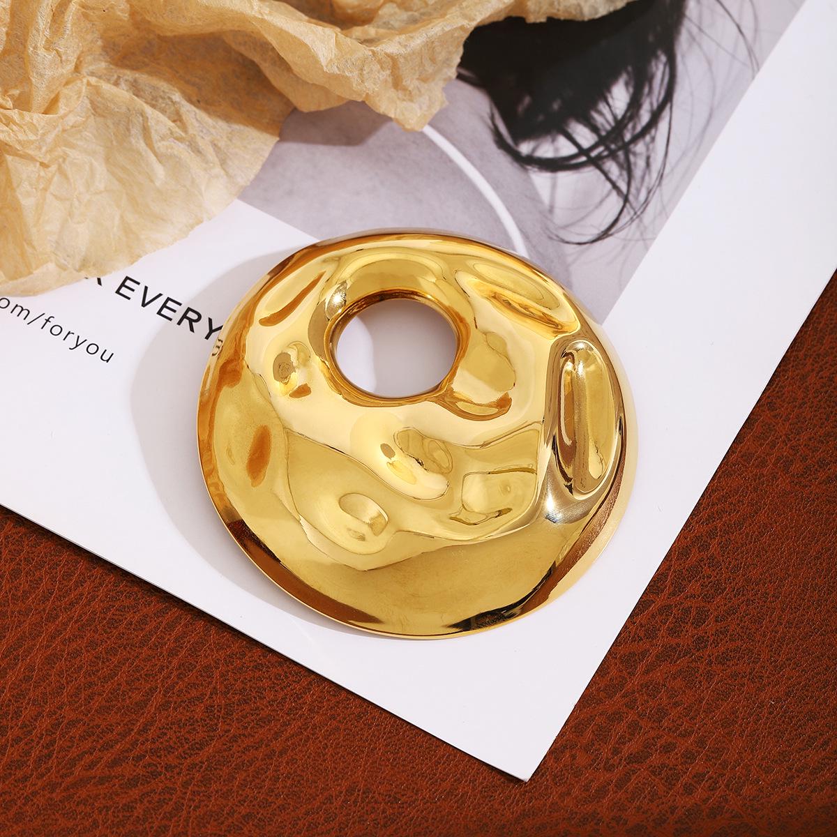 

European-American Hollow Textured Brooch: Luxurious Irregular Fashion Pin