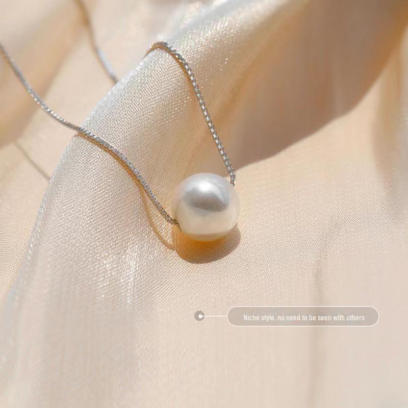 Trendy Versatile Pearl Clavicle Necklace for Women - Light Luxury Design