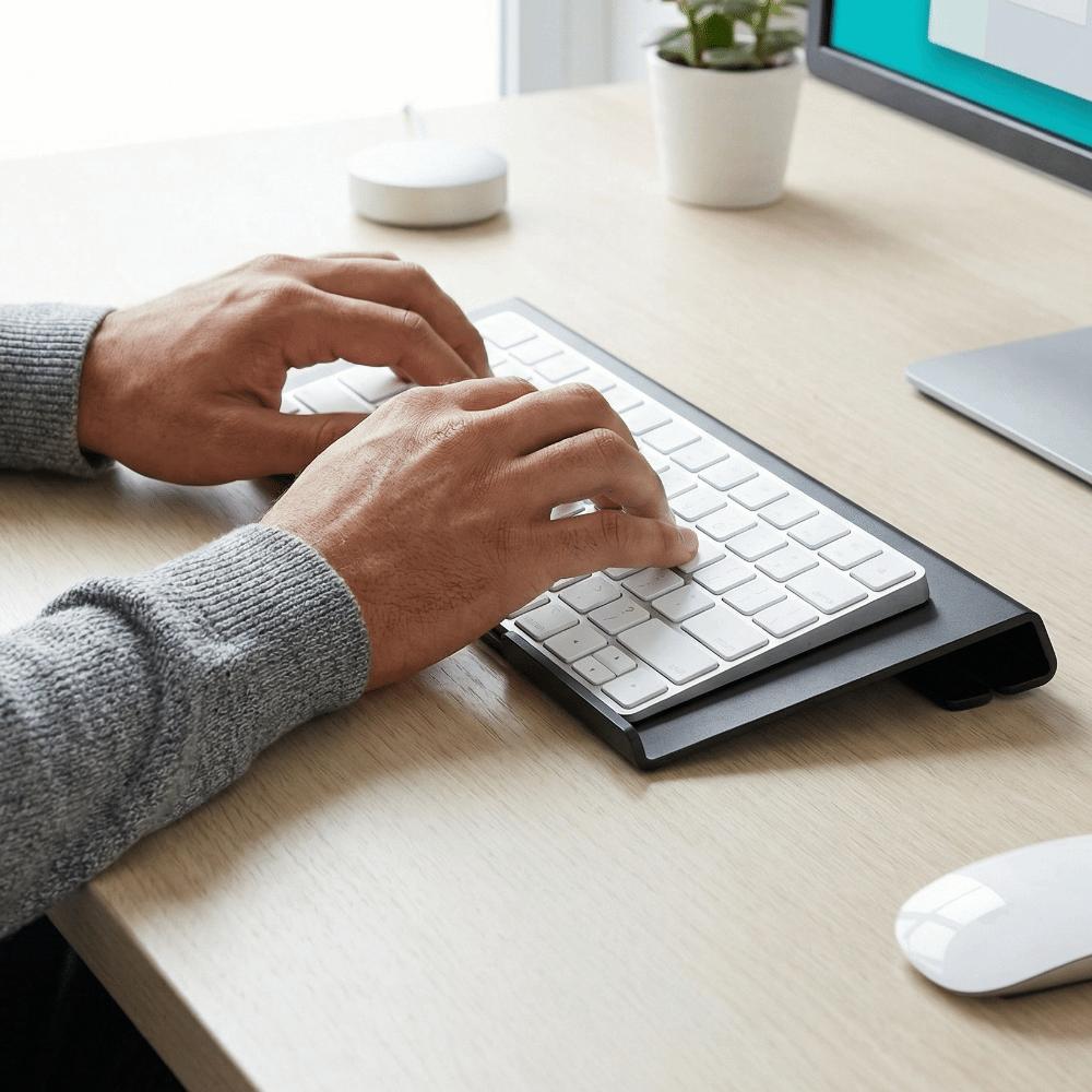 Langlebiger Computer-Tastaturhalter Klarer Acryl-Neigungstastaturständer Schreibtisch-Tastaturablage Schule