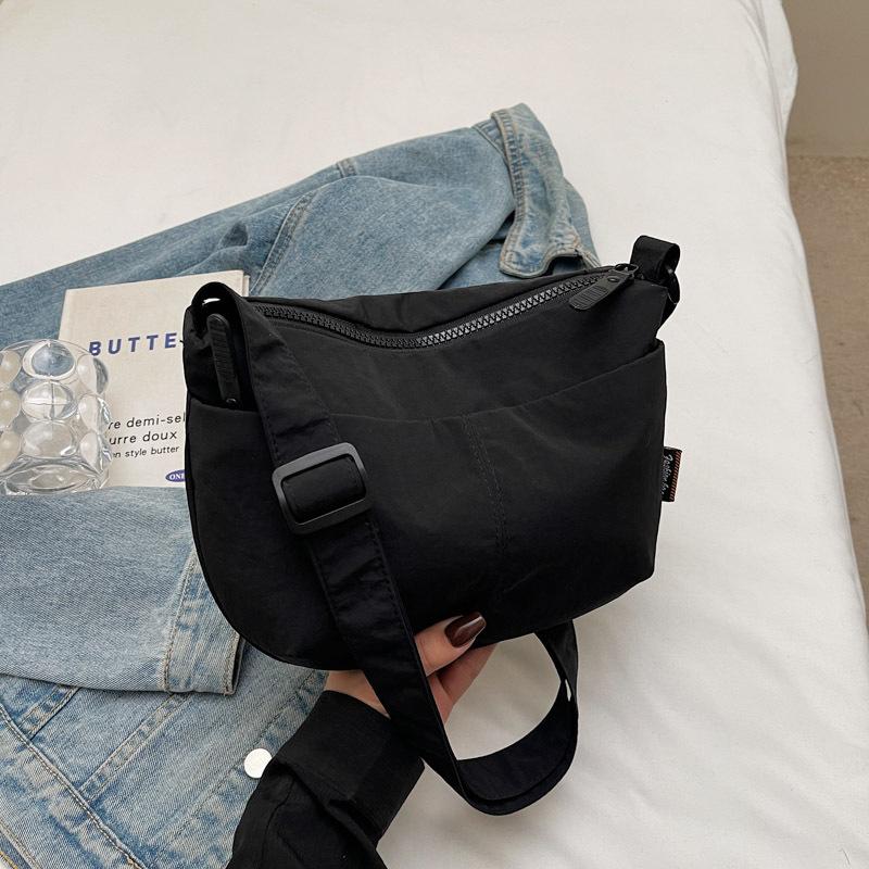 Casual Simple and Lightweight Bag Women's 2025 Spring New Fashion and Popular Versatile Shoulder Bag Commuter Sports Messenger Bag