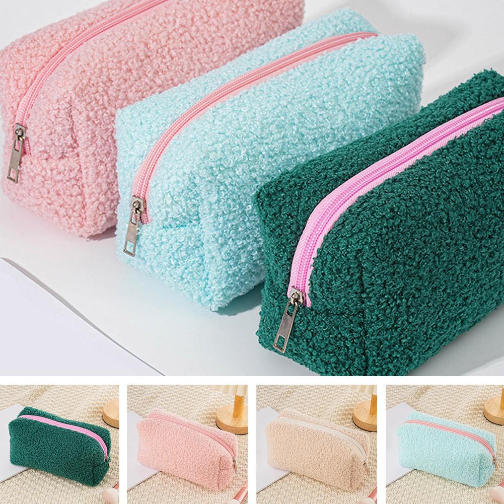 Fashionable Plush Cosmetic Pouch Portable Women's Cosmetic Organizer Clutch Storage Bag Lightweight Travel Makeup Bag