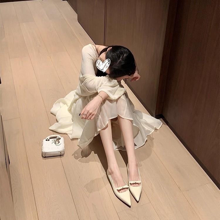 Su Yinyin has the same pointed bow, patent leather flat-soled single shoes, versatile femininity, lazy people, and Mary Jane shoes.
