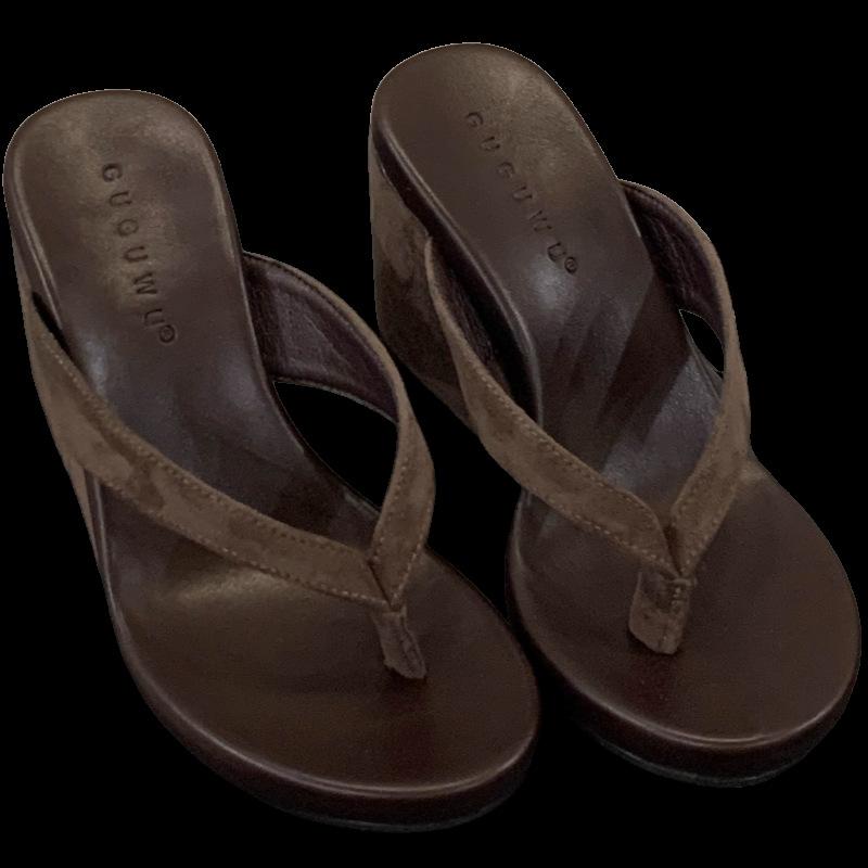 Sommer 2025 neue Nische Dicksohlige Zehenerhöhende kleine Sandalen mit Keilabsätzen und High Heels mit Füßen. Zehentrenner für Damen