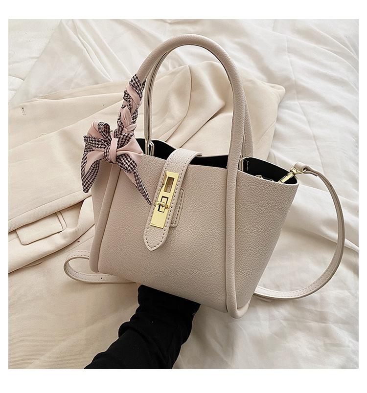 

Популярная текстурированная маленькая сумка женская 2025 лето новая универсальная ins сумка-мессенджер нишевая портативная сумка-тоут сумка-ведро белый