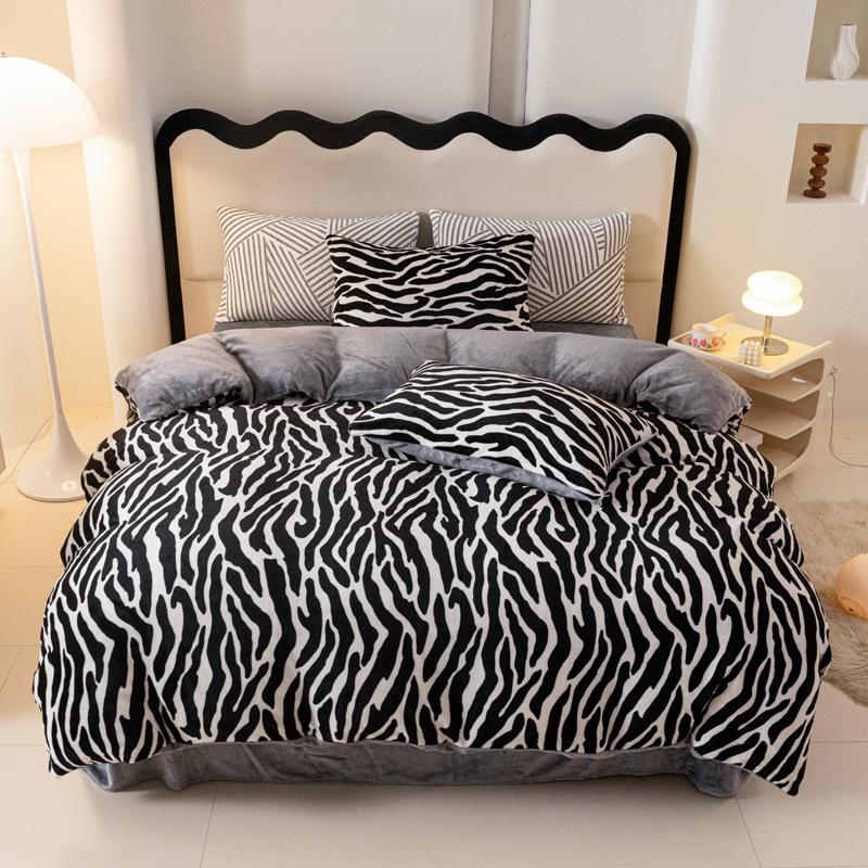 Cute Cartoon Strawberry Printed Duvet Cover Coral Fleece Autumn Winter Bed 4 Piece Set Wear Resistant Machine Washable Bedding