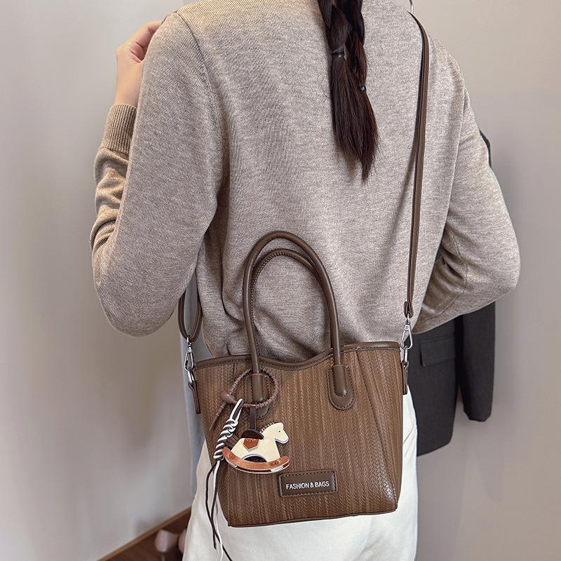 High-texture portable bucket bag women's 2025 autumn and winter new handbag fashion shoulder bag tote messenger bag