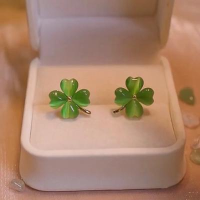 The New Fashion Four-leaf Clover Cat's Eye Stone Earrings Small Exquisite Earrings Temperament