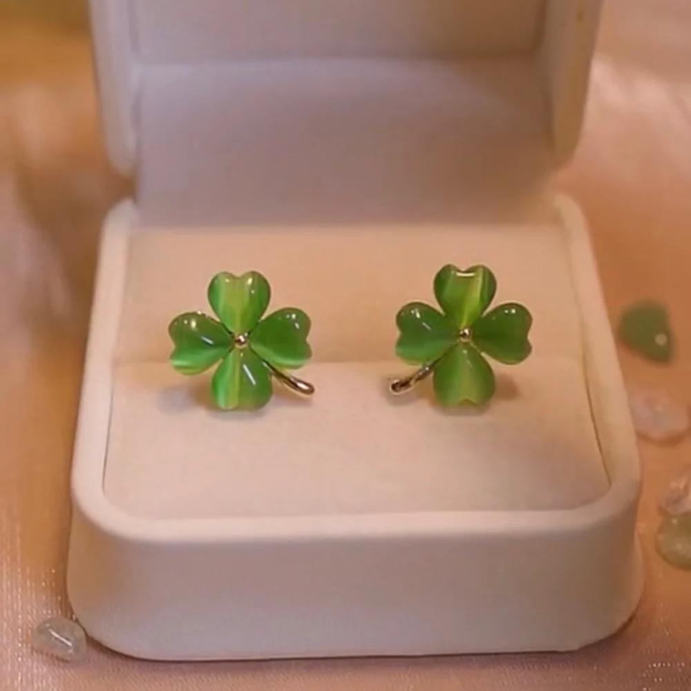 The New Fashion Four-leaf Clover Cat's Eye Stone Earrings Small Exquisite Earrings Temperament