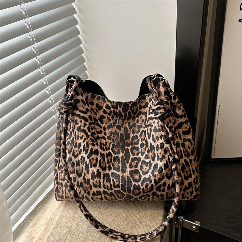 

Shoulder bag retro fashion simple texture large capacity leopard print trendy cool babes casual commuter tote bucket bag women коричневий