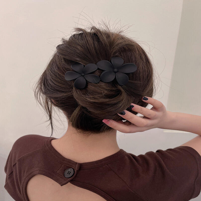 Catherine Matte Flower Daily Point Clip Hair Clip