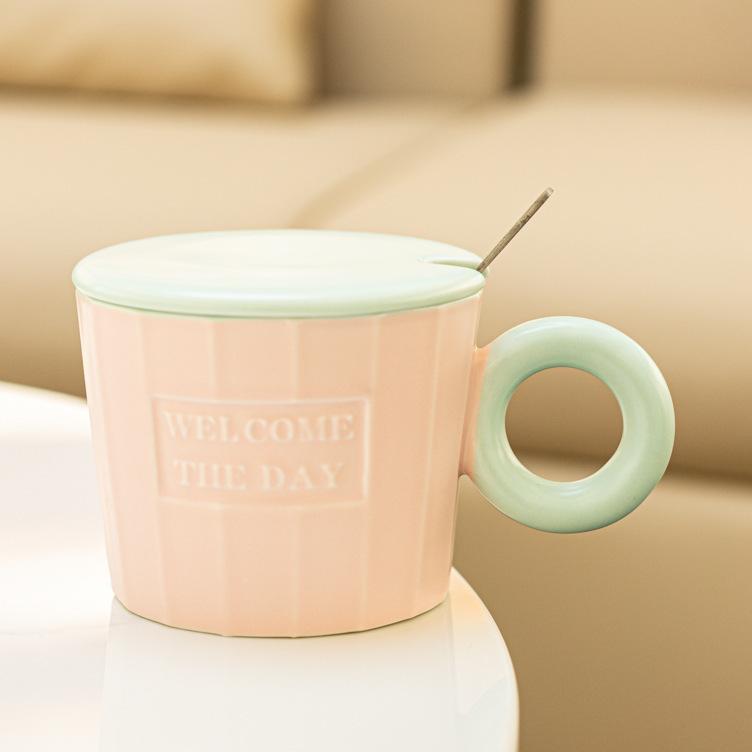 

Contrasting Color Relief English Mug with Lid Couple Breakfast Milk Cup High Value Coffee Cup 320m l