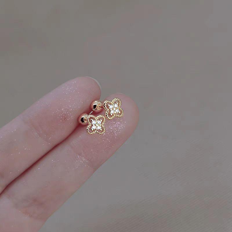 

Four Leaf Clover Ear Stud Women s Accessible Luxury Special-Interest Design Screw Tightening Buckle Sleep No Need to Take off Earrings New Earrings A pair of four-leaf clover earrings (gold)
