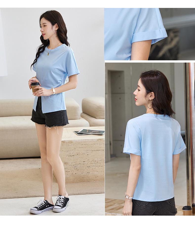 Tricou de damă cu mânecă scurtă din bumbac mercerizat în stil coreean, cu mâneci suflecate și șliț lateral.