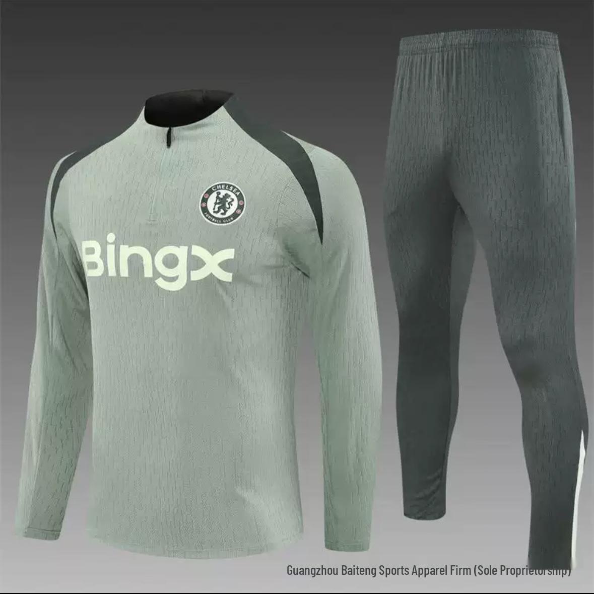 

Новий Реал Мадрид проти. Набір: Доросла ігрова футболка та тренувальний костюм Барселони 2526 M