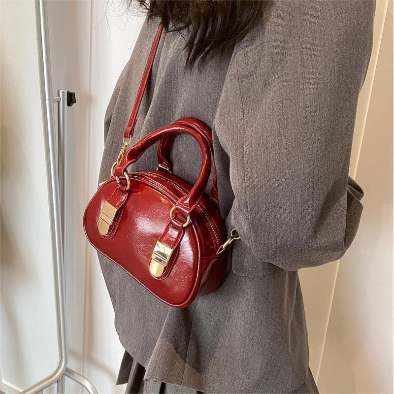 

Корейская портативная сумка для боулинга женская 2025 новая нишевая ретро сумка-ракушка высококлассная универсальная сумка-мессенджер красный