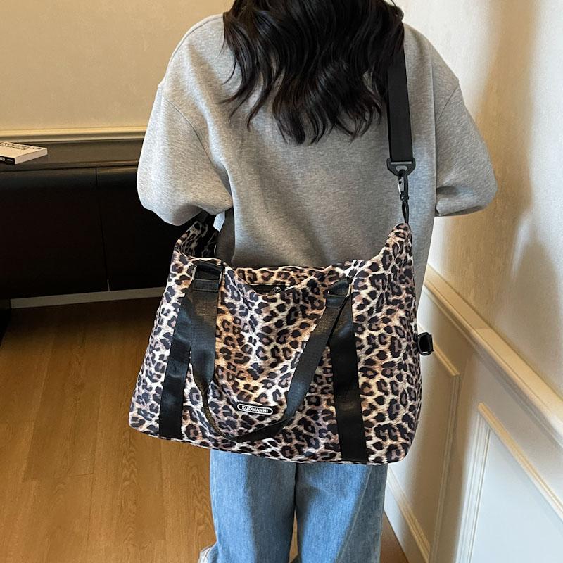 Large Capacity Women's Sports Fitness Bag Leopard Print Design Weekender Overnight Bag Portable Business Travel Bag