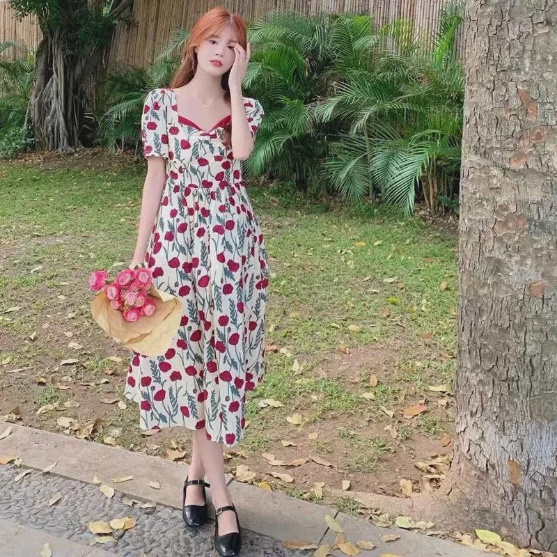 Elegantes Sommer 2022 Midikleid mit quadratischem Ausschnitt und schlankmachendem Schnitt für Damen