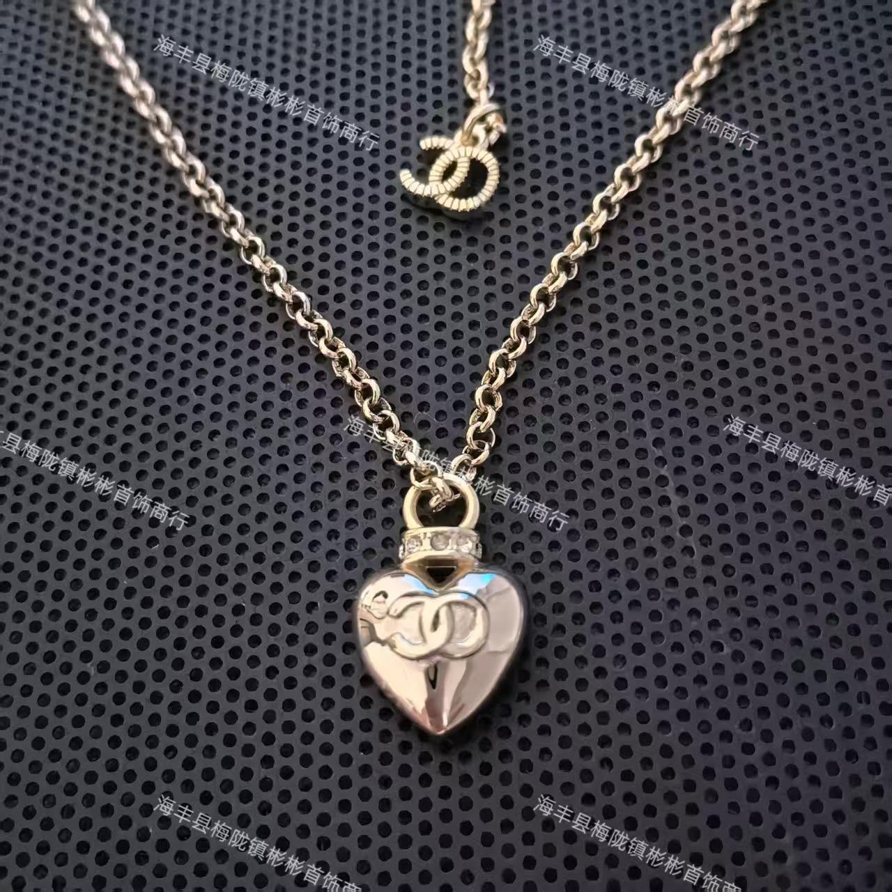 

Elegant Gold Heart Layered Choker Necklace