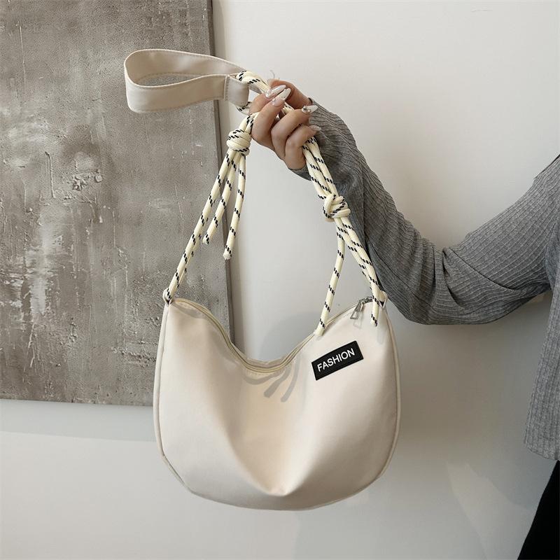 Neue geflochtener Riemen Trendige virale Umhängetasche Mode Schulter Knödeltasche