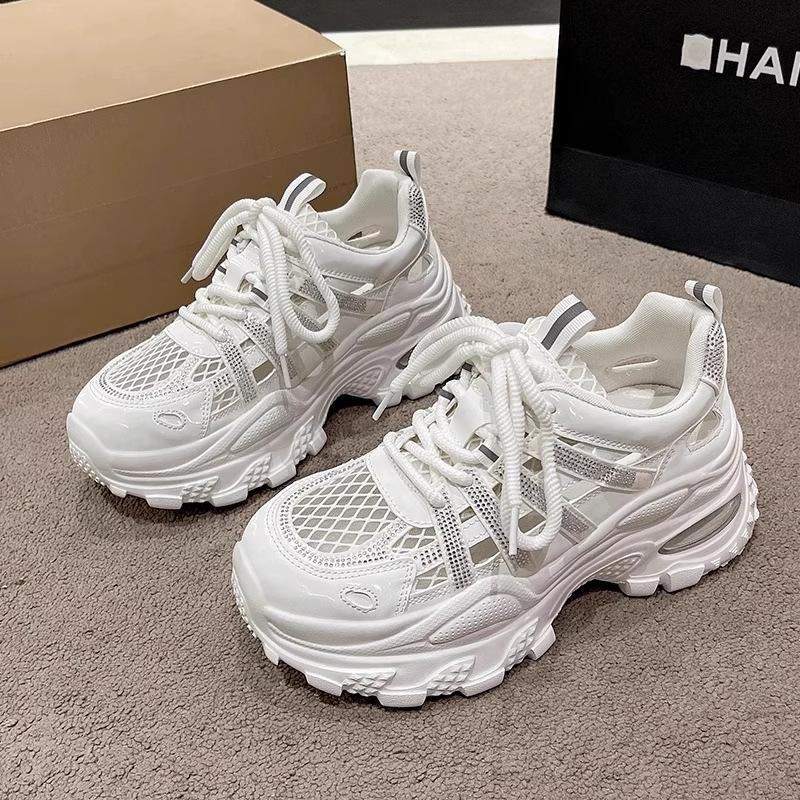 

Белые кроссовки на толстой подошве, летние дышащие сетчатые, перфорированная стелька, увеличивающие рост, папины кроссовки, повседневная спортивная обувь 40 бежевый