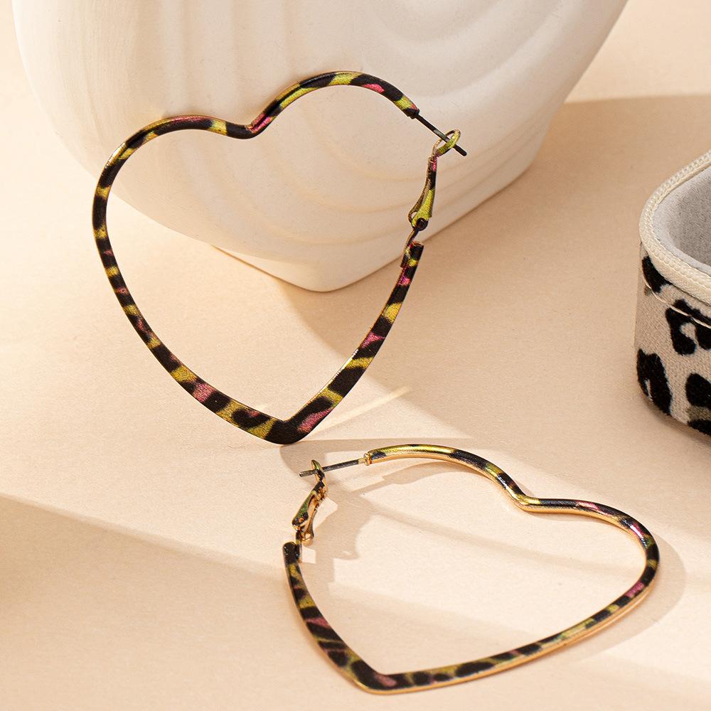 

Европейские и американские тренды Полые серьги-гвоздики с принтом Любовь и леопардовым принтом Преувеличенный сексуальный темперамент Персонализированные серьги