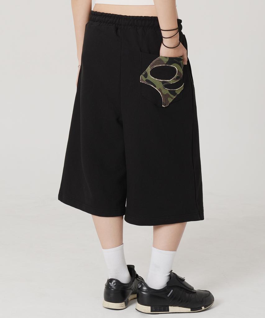 PEACE MAKER Pce Applique Deep Tuck Bermuda Sweat Shorts (Black)