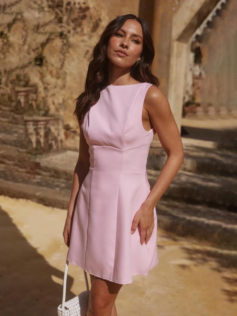 Letnia, bezrękawnikowa sukienka garniturowa, europejski i amerykański styl, nowy temperament, odkryte plecy, obcisła i cienka, krótka sukienka