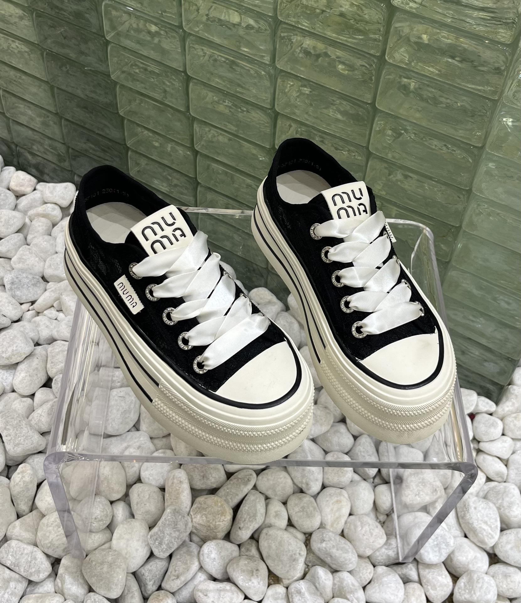 

Breathable little white shoes women s 2025 summer new fashion mesh sports versatile mesh shoes hollow muffin casual women s shoes 40 чорний
