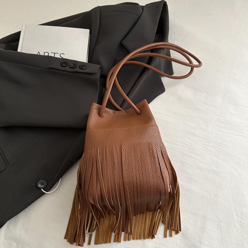 

Fashion and popular bag 2025 new trendy European and American fringed shoulder bag texture commuter messenger bag hand bag коричневий