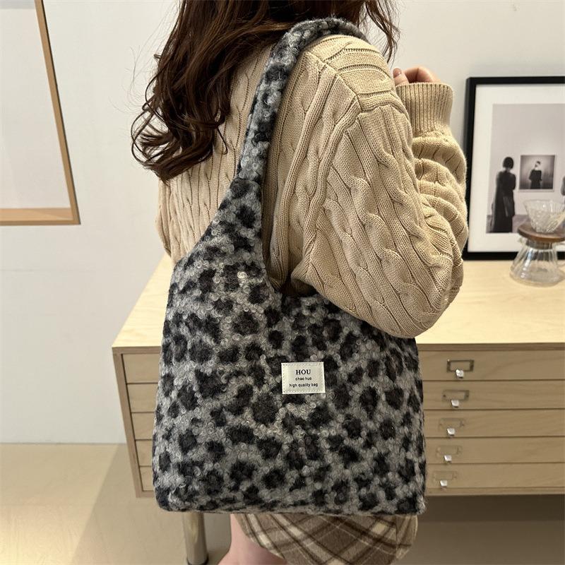 Fashion and lazy winter new leopard print plush bucket bag design personalized shoulder underarm women's bag