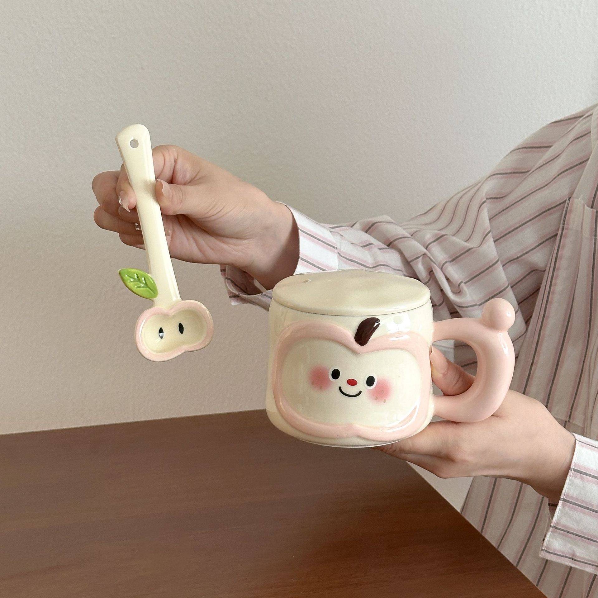 Yiran Toy 1 Pink/Red/Green Cute Apple Ceramic Mug With Lid Spoon Drinking Water Cup Breakfast Coffee Milk Cup Practical Souvenir Gift Set