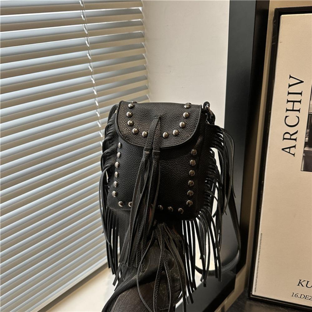 

Riveted Tassel Shoulder Bag Solid Color Crossbody Bag Retro Leather Handbag Outdoor чёрный